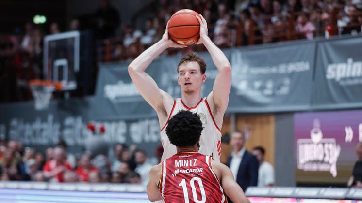 Im Bild: v.li. Davion Mintz (Wuerzburg Baskets, 10) gegen Justus Hollatz (FC Bayern Muenchen Basketball, 21) am Ball 23.04.2026, Basketball, Fitness First Wuerzburg Baskets vs. FC Bayern Muenchen Basketball, easyCredit BBL, 26. Spieltag, Deutschland, 97072, tectake-Arena Wuerzburg, Copyright: HMBxMedia xJulienxBecker