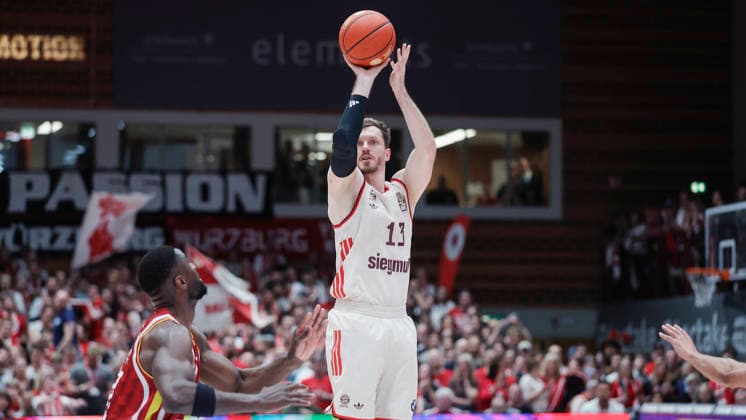 Im Bild: v.li. Eddy Edigin (Wuerzburg Baskets, 27) gegen den Dreier von Andreas Obst (FC Bayern Muenchen Basketball, 13) 23.04.2026, Basketball, Fitness First Wuerzburg Baskets vs. FC Bayern Muenchen Basketball, easyCredit BBL, 26. Spieltag, Deutschland, 97072, tectake-Arena Wuerzburg, Copyright: HMBxMedia xJulienxBecker
