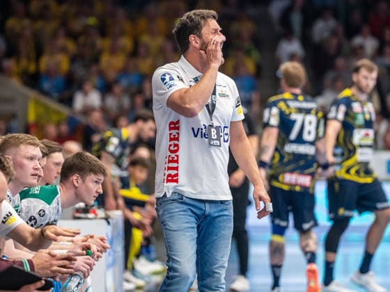 Ben Matschke, Cheftrainer (Frisch Auf Goeppingen) gibt lautstark Anweisungen, Frisch Auf Goeppingen vs. Rhein-Neckar Loewen, Handball, 1. Bundesliga, Herren, Spielzeit 2025 2026, 23.04.2026, Frisch Auf Goeppingen vs. Rhein-Neckar Loewen, Handball, 1. Bundesliga, Herren, Spielzeit 2025 2026, 23.04.2026 Goeppingen Copyright: xEibner-Pressefoto MichaelxSchmidx EP_MST