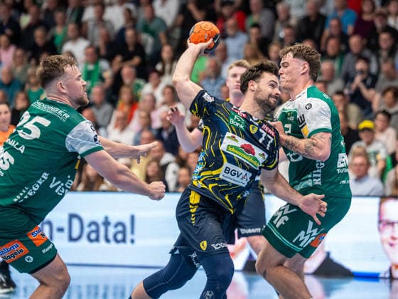 Dani Baijens (Rhein-Neckar Loewen, 77) im Duell mit Victor Kloeve (Frisch Auf Goeppingen, 07) und Ludvig Jurmala Astroem (Frisch Auf Goeppingen, 25), Frisch Auf Goeppingen vs. Rhein-Neckar Loewen, Handball, 1. Bundesliga, Herren, Spielzeit 2025 2026, 23.04.2026, Frisch Auf Goeppingen vs. Rhein-Neckar Loewen, Handball, 1. Bundesliga, Herren, Spielzeit 2025 2026, 23.04.2026 Goeppingen Copyright: xEibner-Pressefoto MichaelxSchmidx EP_MST