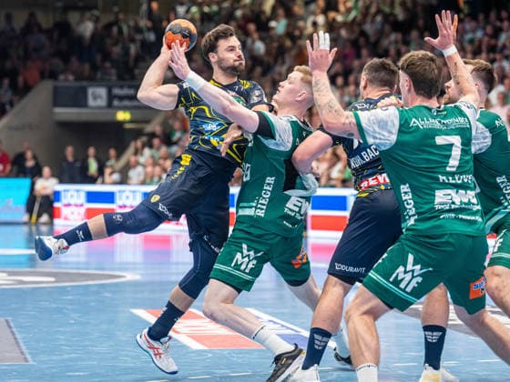 Dani Baijens (Rhein-Neckar Loewen, 77) im Zweikampf mit Ymir Oern Gislason (Frisch Auf Goeppingen, 33), Frisch Auf Goeppingen vs. Rhein-Neckar Loewen, Handball, 1. Bundesliga, Herren, Spielzeit 2025 2026, 23.04.2026, Frisch Auf Goeppingen vs. Rhein-Neckar Loewen, Handball, 1. Bundesliga, Herren, Spielzeit 2025 2026, 23.04.2026 Goeppingen Copyright: xEibner-Pressefoto MichaelxSchmidx EP_MST