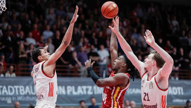Im Bild: Oscar da Silva (FC Bayern Muenchen Basketball, 1), links im Bild und Justus Hollatz (FC Bayern Muenchen Basketball, 21), rechts gegen Marcus Carr(Wuerzburg Baskets, 5) am Ball 23.04.2026, Basketball, Fitness First Wuerzburg Baskets vs. FC Bayern Muenchen Basketball, easyCredit BBL, 26. Spieltag, Deutschland, 97072, tectake-Arena Wuerzburg, Copyright: HMBxMedia xJulienxBecker