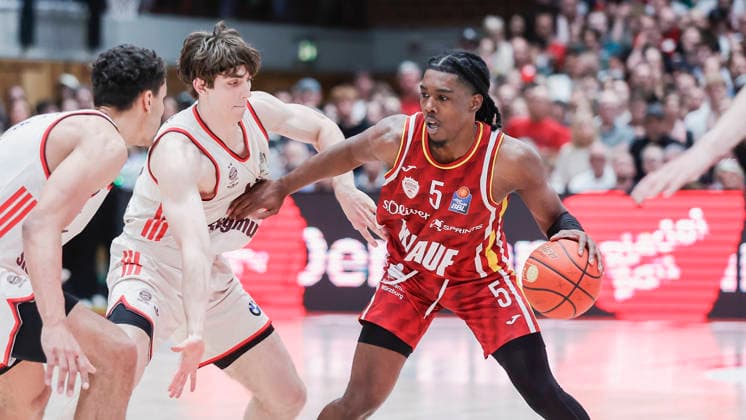 Im Bild: v.li. Oscar da Silva (FC Bayern Muenchen Basketball, 1) und Justinian Jessup (FC Bayern Muenchen Basketball, 10) gegen Marcus Carr(Wuerzburg Baskets, 5) am Ball 23.04.2026, Basketball, Fitness First Wuerzburg Baskets vs. FC Bayern Muenchen Basketball, easyCredit BBL, 26. Spieltag, Deutschland, 97072, tectake-Arena Wuerzburg, Copyright: HMBxMedia xJulienxBecker