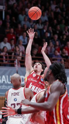 Im Bild: v.li. Mike Isiaha (FC Bayern Muenchen Basketball, 22) gegen Brae Ivey (Wuerzburg Baskets, 11) am Ball 23.04.2026, Basketball, Fitness First Wuerzburg Baskets vs. FC Bayern Muenchen Basketball, easyCredit BBL, 26. Spieltag, Deutschland, 97072, tectake-Arena Wuerzburg, Copyright: HMBxMedia xJulienxBecker