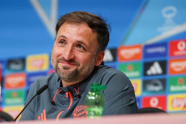 Jose Barcala (FC Bayern Muenchen, Chef-Trainer) lacht bei der Pressekonferenz, GER, Internationale Pressekonferenz, FC Bayern Muenchen, Fussball, UEFA Womens Champions League, Halbfinale, Hinspiel, Saison 2025 2026, 24.04.2026, GER, Internationale Pressekonferenz, FC Bayern Muenchen, Fussball, UEFA Womens Champions League, Halbfinale, Hinspiel, Saison 2025 2026, 24.04.2026 Muenchen Copyright: xEibner-Pressefoto JennixMaulx EP_JML