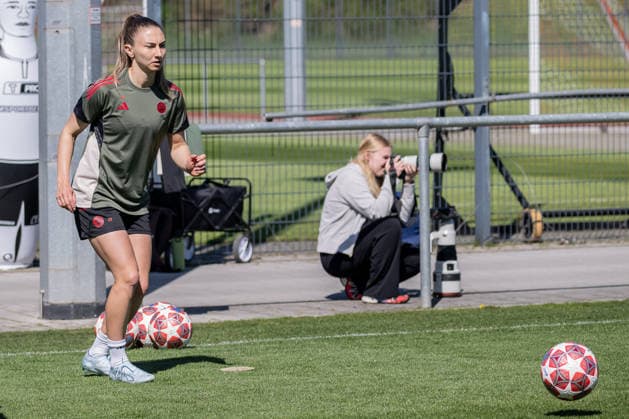 Katharina Naschenweng (FC Bayern Muenchen Frauen, 19) GER, FC Bayern Muenchen Frauen, Fussball, UEFA Womens Champions League, Abschlusstraining vor Halbfinale gegen FC Barcelona, Barca Saison 2025 2026, 24.04.2026 (DFL DFB REGULATIONS PROHIBIT ANY USE OF PHOTOGRAPHS as IMAGE SEQUENCES and or QUASI-VIDEO). GER, FC Bayern Muenchen Frauen, Fussball, UEFA Womens Champions League, Abschlusstraining vor Halbfinale gegen FC Barcelona, Saison 2025 2026, 24.04.2026 Muenchen Copyright: xEibner-Pressefoto FranzxFeinerx EP_HFR