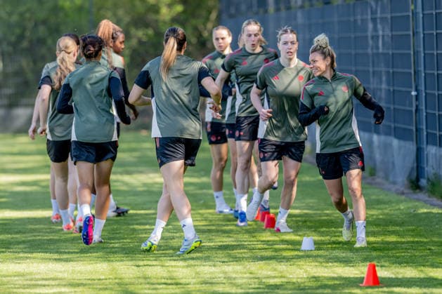 Aufwaermprogramm vor dem TrainingGER, FC Bayern Muenchen Frauen, Fussball, UEFA Womens Champions League, Abschlusstraining vor Halbfinale gegen FC Barcelona, Barca Saison 2025 2026, 24.04.2026(DFL DFB REGULATIONS PROHIBIT ANY USE OF PHOTOGRAPHS as IMAGE SEQUENCES and or QUASI-VIDEO). GER, FC Bayern Muenchen Frauen, Fussball, UEFA Womens Champions League, Abschlusstraining vor Halbfinale gegen FC Barcelona, Saison 2025 2026, 24.04.2026 Muenchen Copyright: xEibner-Pressefoto FranzxFeinerx EP_HFR