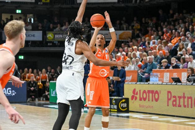 Alonzo Verge jr. (RASTA Vechta, 11) am Ball gegen Chip Flanigan (Basketball Loewen Braunschweig, 30) RASTA Vechta vs. Basketball Loewen Braunschweig, easyCredit Basketball Bundesliga, 31. Spieltag, Saison 2025 2026, 24.04.2026, RASTA Vechta vs. Basketball Loewen Braunschweig, easyCredit Basketball Bundesliga, 31. Spieltag, Saison 2025 2026, 24.04.2026 Vechta Copyright: xEibner-Pressefoto RobertxGertzenx EP_RGN