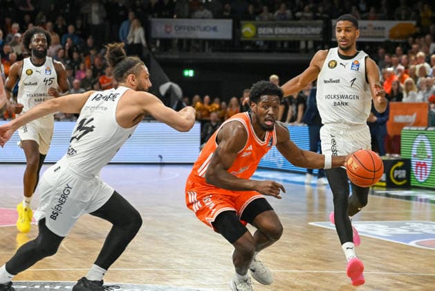 TJ Bamba (RASTA Vechta, 05) gegen Kaza Kajami-Keane (Basketball Loewen Braunschweig, 24) RASTA Vechta vs. Basketball Loewen Braunschweig, easyCredit Basketball Bundesliga, 31. Spieltag, Saison 2025 2026, 24.04.2026, RASTA Vechta vs. Basketball Loewen Braunschweig, easyCredit Basketball Bundesliga, 31. Spieltag, Saison 2025 2026, 24.04.2026 Vechta Copyright: xEibner-Pressefoto RobertxGertzenx EP_RGN