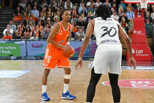 Alonzo Verge jr. (RASTA Vechta, 11) am Ball gegen Chip Flanigan (Basketball Loewen Braunschweig, 30) RASTA Vechta vs. Basketball Loewen Braunschweig, easyCredit Basketball Bundesliga, 31. Spieltag, Saison 2025 2026, 24.04.2026, RASTA Vechta vs. Basketball Loewen Braunschweig, easyCredit Basketball Bundesliga, 31. Spieltag, Saison 2025 2026, 24.04.2026 Vechta Copyright: xEibner-Pressefoto RobertxGertzenx EP_RGN