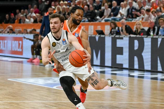 Ferdinand Zylka (Basketball Loewen Braunschweig, 06) am Ball gegen Lloyd Pandi (RASTA Vechta, 41) RASTA Vechta vs. Basketball Loewen Braunschweig, easyCredit Basketball Bundesliga, 31. Spieltag, Saison 2025 2026, 24.04.2026, RASTA Vechta vs. Basketball Loewen Braunschweig, easyCredit Basketball Bundesliga, 31. Spieltag, Saison 2025 2026, 24.04.2026 Vechta Copyright: xEibner-Pressefoto RobertxGertzenx EP_RGN