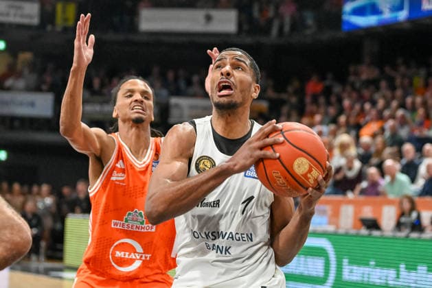 David Nguessan (Basketball Loewen Braunschweig, 01) am Ball gegen Alonzo Verge jr. (RASTA Vechta, 11) RASTA Vechta vs. Basketball Loewen Braunschweig, easyCredit Basketball Bundesliga, 31. Spieltag, Saison 2025 2026, 24.04.2026, RASTA Vechta vs. Basketball Loewen Braunschweig, easyCredit Basketball Bundesliga, 31. Spieltag, Saison 2025 2026, 24.04.2026 Vechta Copyright: xEibner-Pressefoto RobertxGertzenx EP_RGN