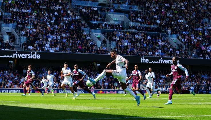Ryan Sessegnon of Fulham crosses Fulham v Aston Villa, Premier League, Football, Craven Cottage, London, UK - 25 Apr 2026London Craven Cottage United Kingdom EDITORIAL USE ONLY No use with unauthorised audio, video, data, fixture lists, club league logos or live services. Online in-match use limited to 120 images, no video emulation. No use in betting, games or single club league player publications. Copyright: xJavierxGarcia Shutterstockx 16838778ba