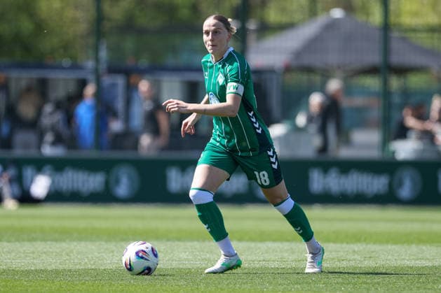 Lina Hausicke (SV Werder Bremen, 18) am Ball, Freisteller, Einzelbild, Ganzkörper, Aktion, Action, Spielszene, DIE DFB-RICHTLINIEN UNTERSAGEN JEGLICHE NUTZUNG VON FOTOS ALS SEQUENZBILDER UND ODER VIDEOÄHNLICHE FOTOSTRECKEN. DFB REGULATIONS PROHIBIT ANY USE OF PHOTOGRAPHS AS IMAGE SEQUENCES AND OR QUASI-VIDEO., 25.04.2026, Leipzig (Deutschland), Fussball, Google Pixel Frauen-Bundesliga, RB Leipzig - SV Werder Bremen