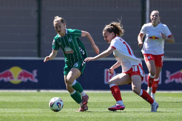 v.li.: Michelle Weiß (SV Werder Bremen, 15) und Annabel Schasching (RB Leipzig, 16) im Zweikampf, Duell, Dynamik, Aktion, Action, Spielszene, DIE DFB-RICHTLINIEN UNTERSAGEN JEGLICHE NUTZUNG VON FOTOS ALS SEQUENZBILDER UND ODER VIDEOÄHNLICHE FOTOSTRECKEN. DFB REGULATIONS PROHIBIT ANY USE OF PHOTOGRAPHS AS IMAGE SEQUENCES AND OR QUASI-VIDEO., 25.04.2026, Leipzig (Deutschland), Fussball, Google Pixel Frauen-Bundesliga, RB Leipzig - SV Werder Bremen