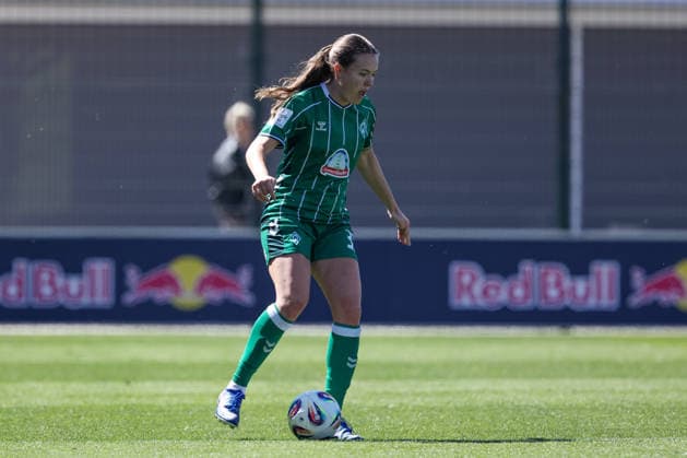 Mara Alber (SV Werder Bremen, 37) am Ball, Freisteller, Einzelbild, Ganzkörper, Aktion, Action, Spielszene, DIE DFB-RICHTLINIEN UNTERSAGEN JEGLICHE NUTZUNG VON FOTOS ALS SEQUENZBILDER UND ODER VIDEOÄHNLICHE FOTOSTRECKEN. DFB REGULATIONS PROHIBIT ANY USE OF PHOTOGRAPHS AS IMAGE SEQUENCES AND OR QUASI-VIDEO., 25.04.2026, Leipzig (Deutschland), Fussball, Google Pixel Frauen-Bundesliga, RB Leipzig - SV Werder Bremen