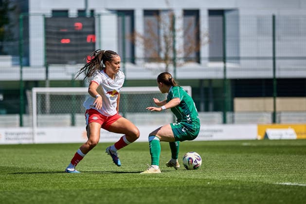 25.04.2026, GER, Frauenfußball, BL, 2025 2026, RB Leipzig - SV Werder Bremen Lisa Baum (11, RB Leipzig, li.), Chiara D Angelo (2, SV Werder Bremen), Aktion, mit Ball, Zweikampf Leipzig Trainingszentrum der Roten Bulle Sachsen Deutschland