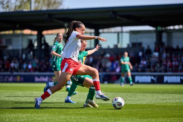 25.04.2026, GER, Frauenfußball, BL, 2025 2026, RB Leipzig - SV Werder Bremen Lisa Baum (11, RB Leipzig), Freisteller, Aktion, mit Ball, Zweikampf Leipzig Trainingszentrum der Roten Bulle Sachsen Deutschland