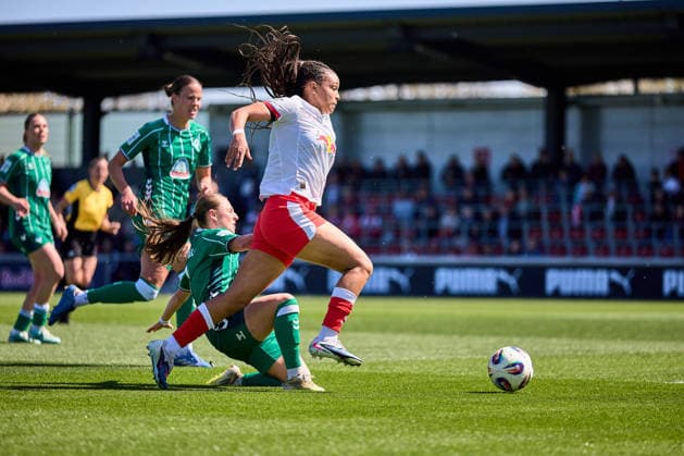 25.04.2026, GER, Frauenfußball, BL, 2025 2026, RB Leipzig - SV Werder Bremen Lisa Baum (11, RB Leipzig), Freisteller, Aktion, mit Ball, Zweikampf Leipzig Trainingszentrum der Roten Bulle Sachsen Deutschland