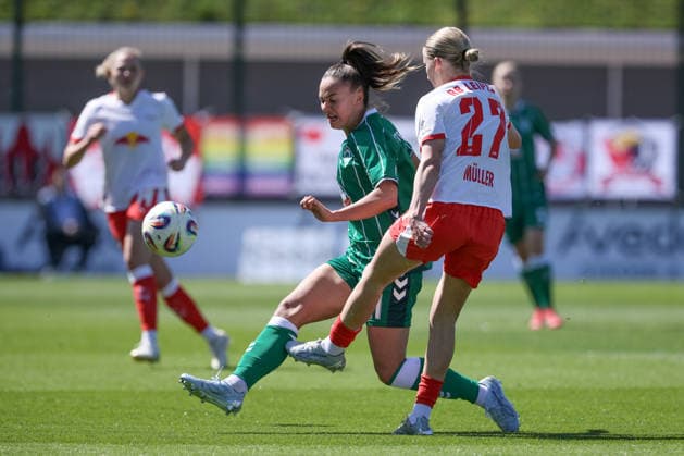 v.li.: Maja Sternad (SV Werder Bremen, 11) und Marlene Müller (RB Leipzig, 27) im Zweikampf, Duell, Dynamik, Aktion, Action, Spielszene, DIE DFB-RICHTLINIEN UNTERSAGEN JEGLICHE NUTZUNG VON FOTOS ALS SEQUENZBILDER UND ODER VIDEOÄHNLICHE FOTOSTRECKEN. DFB REGULATIONS PROHIBIT ANY USE OF PHOTOGRAPHS AS IMAGE SEQUENCES AND OR QUASI-VIDEO., 25.04.2026, Leipzig (Deutschland), Fussball, Google Pixel Frauen-Bundesliga, RB Leipzig - SV Werder Bremen