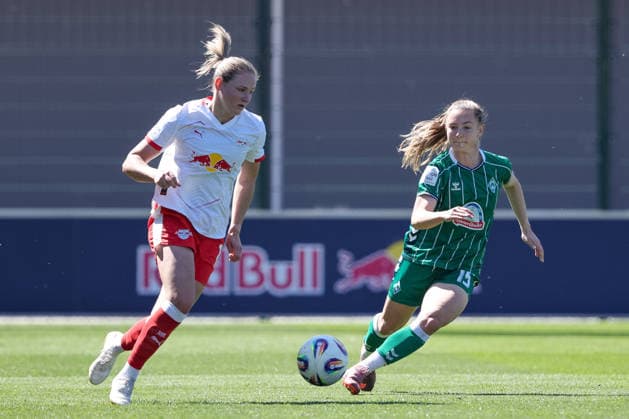 v.li.: Marleen Schimmer (RB Leipzig, 14) und Michelle Weiß (SV Werder Bremen, 15) im Zweikampf, Duell, Dynamik, Aktion, Action, Spielszene, DIE DFB-RICHTLINIEN UNTERSAGEN JEGLICHE NUTZUNG VON FOTOS ALS SEQUENZBILDER UND ODER VIDEOÄHNLICHE FOTOSTRECKEN. DFB REGULATIONS PROHIBIT ANY USE OF PHOTOGRAPHS AS IMAGE SEQUENCES AND OR QUASI-VIDEO., 25.04.2026, Leipzig (Deutschland), Fussball, Google Pixel Frauen-Bundesliga, RB Leipzig - SV Werder Bremen