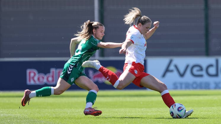 v.li.: Michelle Weiß (SV Werder Bremen, 15) und Marleen Schimmer (RB Leipzig, 14) im Zweikampf, Duell, Dynamik, Aktion, Action, Spielszene, DIE DFB-RICHTLINIEN UNTERSAGEN JEGLICHE NUTZUNG VON FOTOS ALS SEQUENZBILDER UND ODER VIDEOÄHNLICHE FOTOSTRECKEN. DFB REGULATIONS PROHIBIT ANY USE OF PHOTOGRAPHS AS IMAGE SEQUENCES AND OR QUASI-VIDEO., 25.04.2026, Leipzig (Deutschland), Fussball, Google Pixel Frauen-Bundesliga, RB Leipzig - SV Werder Bremen