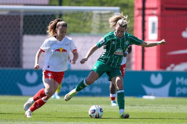 v.li.: Annabel Schasching (RB Leipzig, 16) und Medina Desic (SV Werder Bremen, 9) im Zweikampf, Duell, Dynamik, Aktion, Action, Spielszene, DIE DFB-RICHTLINIEN UNTERSAGEN JEGLICHE NUTZUNG VON FOTOS ALS SEQUENZBILDER UND ODER VIDEOÄHNLICHE FOTOSTRECKEN. DFB REGULATIONS PROHIBIT ANY USE OF PHOTOGRAPHS AS IMAGE SEQUENCES AND OR QUASI-VIDEO., 25.04.2026, Leipzig (Deutschland), Fussball, Google Pixel Frauen-Bundesliga, RB Leipzig - SV Werder Bremen