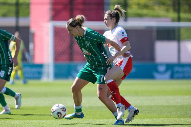 v.li.: Larissa Mühlhaus (SV Werder Bremen, 7) und Sandra Starke (RB Leipzig, 13) im Zweikampf, Duell, Dynamik, Aktion, Action, Spielszene, DIE DFB-RICHTLINIEN UNTERSAGEN JEGLICHE NUTZUNG VON FOTOS ALS SEQUENZBILDER UND ODER VIDEOÄHNLICHE FOTOSTRECKEN. DFB REGULATIONS PROHIBIT ANY USE OF PHOTOGRAPHS AS IMAGE SEQUENCES AND OR QUASI-VIDEO., 25.04.2026, Leipzig (Deutschland), Fussball, Google Pixel Frauen-Bundesliga, RB Leipzig - SV Werder Bremen