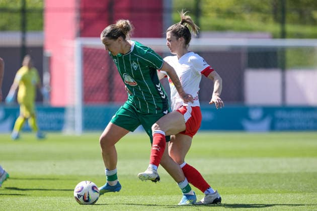 v.li.: Larissa Mühlhaus (SV Werder Bremen, 7) und Sandra Starke (RB Leipzig, 13) im Zweikampf, Duell, Dynamik, Aktion, Action, Spielszene, DIE DFB-RICHTLINIEN UNTERSAGEN JEGLICHE NUTZUNG VON FOTOS ALS SEQUENZBILDER UND ODER VIDEOÄHNLICHE FOTOSTRECKEN. DFB REGULATIONS PROHIBIT ANY USE OF PHOTOGRAPHS AS IMAGE SEQUENCES AND OR QUASI-VIDEO., 25.04.2026, Leipzig (Deutschland), Fussball, Google Pixel Frauen-Bundesliga, RB Leipzig - SV Werder Bremen