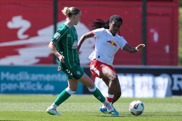 v.li.: Lina Hausicke (SV Werder Bremen, 18) und Delice Boboy (RB Leipzig, 17) im Zweikampf, Duell, Dynamik, Aktion, Action, Spielszene, DIE DFB-RICHTLINIEN UNTERSAGEN JEGLICHE NUTZUNG VON FOTOS ALS SEQUENZBILDER UND ODER VIDEOÄHNLICHE FOTOSTRECKEN. DFB REGULATIONS PROHIBIT ANY USE OF PHOTOGRAPHS AS IMAGE SEQUENCES AND OR QUASI-VIDEO., 25.04.2026, Leipzig (Deutschland), Fussball, Google Pixel Frauen-Bundesliga, RB Leipzig - SV Werder Bremen
