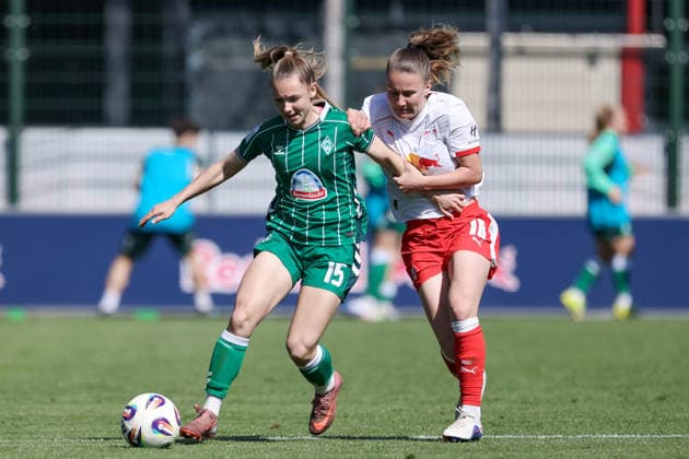 v.li.: Michelle Weiß (SV Werder Bremen, 15) und Annabel Schasching (RB Leipzig, 16) im Zweikampf, Duell, Dynamik, Aktion, Action, Spielszene, DIE DFB-RICHTLINIEN UNTERSAGEN JEGLICHE NUTZUNG VON FOTOS ALS SEQUENZBILDER UND ODER VIDEOÄHNLICHE FOTOSTRECKEN. DFB REGULATIONS PROHIBIT ANY USE OF PHOTOGRAPHS AS IMAGE SEQUENCES AND OR QUASI-VIDEO., 25.04.2026, Leipzig (Deutschland), Fussball, Google Pixel Frauen-Bundesliga, RB Leipzig - SV Werder Bremen