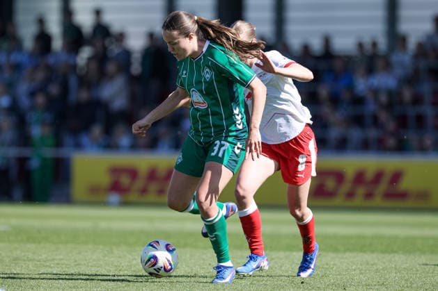 v.li.: Mara Alber (SV Werder Bremen, 37) und Emilia Kjaer Asgeirsdottir (RB Leipzig, 8) im Zweikampf, Duell, Dynamik, Aktion, Action, Spielszene, DIE DFB-RICHTLINIEN UNTERSAGEN JEGLICHE NUTZUNG VON FOTOS ALS SEQUENZBILDER UND ODER VIDEOÄHNLICHE FOTOSTRECKEN. DFB REGULATIONS PROHIBIT ANY USE OF PHOTOGRAPHS AS IMAGE SEQUENCES AND OR QUASI-VIDEO., 25.04.2026, Leipzig (Deutschland), Fussball, Google Pixel Frauen-Bundesliga, RB Leipzig - SV Werder Bremen