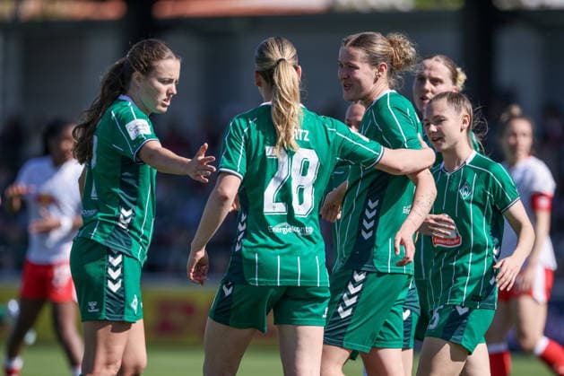 v.li.: Mara Alber (SV Werder Bremen, 37), Juliane Wirtz (SV Werder Bremen, 28), Torschützin Larissa Mühlhaus (SV Werder Bremen, 7) und Michelle Weiß (SV Werder Bremen, 15) mit Torjubel, Jubel, jubeln, jubelt, optimistisch, Spielszene, Highlight, Freude über das Tor zum 1:1, DIE DFB-RICHTLINIEN UNTERSAGEN JEGLICHE NUTZUNG VON FOTOS ALS SEQUENZBILDER UND ODER VIDEOÄHNLICHE FOTOSTRECKEN. DFB REGULATIONS PROHIBIT ANY USE OF PHOTOGRAPHS AS IMAGE SEQUENCES AND OR QUASI-VIDEO., 25.04.2026, Leipzig (Deutschland), Fussball, Google Pixel Frauen-Bundesliga, RB Leipzig - SV Werder Bremen