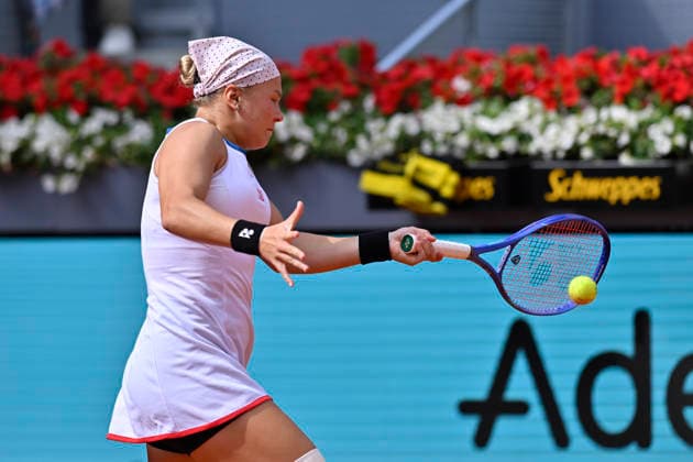 April 25, 2026, Madrid, Madrid, Spain: DIANA SHNAIDER of Russia †YONEX dribbles against during the Mutua Madrid Open 2026, ATP, Tennis Herren Masters 1000 and WTA, Tennis Damen 1000 tennis tournament, celebrated at Caja Magica on April 24, 2026 in Madrid, Spain. Mutua Madrid Open 2026 - Day 6 (04.25.26) - ZUMAc312 20260425_zsp_c312_126 Copyright: xOscarxManuelxSanchezx