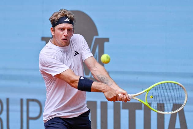 April 25, 2026, Madrid, Madrid, Spain: ALEJANDRO DAVIDOVICH of spain - NIKE plays a backhand against PABLO CARRENO BUSTA of Spain †JOMA during the Mutua Madrid Open 2026, ATP, Tennis Herren Masters 1000 and WTA, Tennis Damen 1000 tennis tournament, celebrated at Caja Magica on April 24, 2026 in Madrid, Spain. Madrid Spain - ZUMAc312 20260425_zsp_c312_194 Copyright: xOscarxManuelxSanchezx