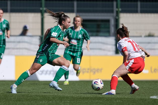Maja Sternad (SV Werder Bremen, 11) am Ball, Einzelbild, Ganzkörper, Aktion, Action, Spielszene, DIE DFB-RICHTLINIEN UNTERSAGEN JEGLICHE NUTZUNG VON FOTOS ALS SEQUENZBILDER UND ODER VIDEOÄHNLICHE FOTOSTRECKEN. DFB REGULATIONS PROHIBIT ANY USE OF PHOTOGRAPHS AS IMAGE SEQUENCES AND OR QUASI-VIDEO., 25.04.2026, Leipzig (Deutschland), Fussball, Google Pixel Frauen-Bundesliga, RB Leipzig - SV Werder Bremen