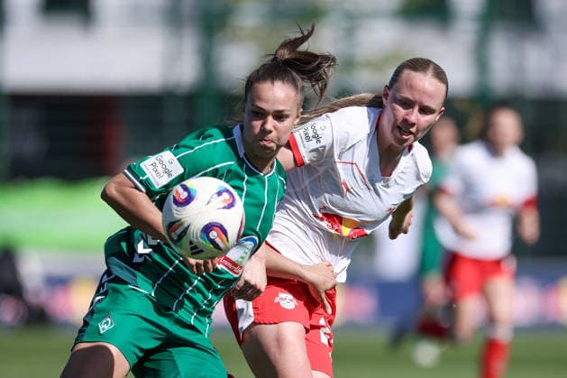 v.li.: Maja Sternad (SV Werder Bremen, 11) und Nikoline Dudek (RB Leipzig, 24) im Zweikampf, Duell, Dynamik, Aktion, Action, Spielszene, DIE DFB-RICHTLINIEN UNTERSAGEN JEGLICHE NUTZUNG VON FOTOS ALS SEQUENZBILDER UND ODER VIDEOÄHNLICHE FOTOSTRECKEN. DFB REGULATIONS PROHIBIT ANY USE OF PHOTOGRAPHS AS IMAGE SEQUENCES AND OR QUASI-VIDEO., 25.04.2026, Leipzig (Deutschland), Fussball, Google Pixel Frauen-Bundesliga, RB Leipzig - SV Werder Bremen