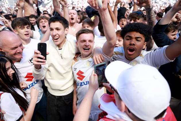Joe Tomlinson of Milton Keynes Dons celebrates their side s promotion to EFL League One Milton Keynes Dons v Tranmere Rovers, EFL Sky Bet League Two, Football, Stadium MK, Milton Keynes, UK - 25 Apr 2026Milton Keynes Stadium MK United Kingdom EDITORIAL USE ONLY No use with unauthorised audio, video, data, fixture lists, club league logos or live services. Online in-match use limited to 120 images, no video emulation. No use in betting, games or single club league player publications. Copyright: xGeorgexTewkesbury Shutterstockx 16838787ay