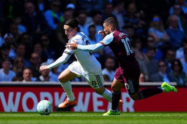 Harry Wilson of Fulham and Emi Buendia of Aston Villa Fulham v Aston Villa, Premier League, Football, Craven Cottage, London, UK - 25 Apr 2026London Craven Cottage United Kingdom EDITORIAL USE ONLY No use with unauthorised audio, video, data, fixture lists, club league logos or live services. Online in-match use limited to 120 images, no video emulation. No use in betting, games or single club league player publications. Copyright: xJavierxGarcia Shutterstockx 16838778bw