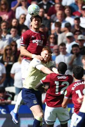 Konstantinos Mavropanos of West Ham United heads clear under pressure from Jake O Brien of Everton West Ham United v Everton, Premier League, Football, London Stadium, London, UK - 25 Apr 2026London London Stadium United Kingdom EDITORIAL USE ONLY No use with unauthorised audio, video, data, fixture lists, club league logos or live services. Online in-match use limited to 120 images, no video emulation. No use in betting, games or single club league player publications. Copyright: xSimonxDael Shutterstockx 16838798aa