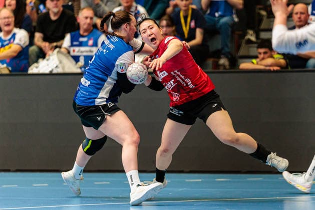 v.l. Diana Magnusdottir (HSG Blomberg-Lippe, 07), Natsuki Aizawa (Thueringer HC, 23) im Zweikampf GER, HSG Blomberg-Lippe vs. Thueringer HC, Handball, 1. Bundesliga Frauen, Play-Offs, Halbfinale, Spiel 1, 25.04.2026 GER, HSG Blomberg-Lippe vs. Thueringer HC, Handball, 1. Bundesliga Frauen, Play-Offs, Halbfinale, Spiel 1, 25.04.2026 Blomberg Copyright: xEibner-Pressefoto JanxRollingerx EP_JSK