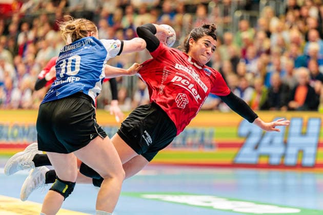 v.l. Maxi Muehlner (HSG Blomberg-Lippe, 10), Giulia Guarieiro (Thueringer HC, 13) GER, HSG Blomberg-Lippe vs. Thueringer HC, Handball, 1. Bundesliga Frauen, Play-Offs, Halbfinale, Spiel 1, 25.04.2026 GER, HSG Blomberg-Lippe vs. Thueringer HC, Handball, 1. Bundesliga Frauen, Play-Offs, Halbfinale, Spiel 1, 25.04.2026 Blomberg Copyright: xEibner-Pressefoto JanxRollingerx EP_JSK