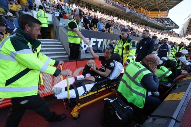Xavi Simons of Tottenham Hotspur receives a high five from the steward after being brought off injured Wolverhampton Wanderers v Tottenham Hotspur, Premier League, Football, Molineux, Wolverhampton, UK - 25 Apr 2026Wolverhampton Molineux United Kingdom EDITORIAL USE ONLY No use with unauthorised audio, video, data, fixture lists, club league logos or live services. Online in-match use limited to 120 images, no video emulation. No use in betting, games or single club league player publications. Copyright: xKieranxMcManus Shutterstockx 16838799e