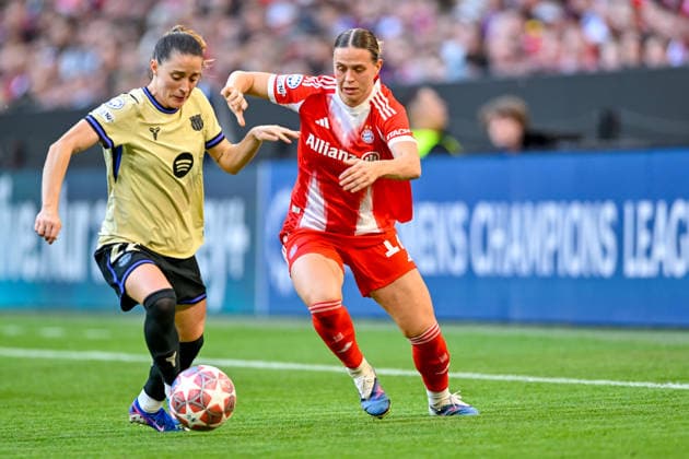 v.li.: Ona BATLLE (Barcelona, 22) Klara BUEHL (FC Bayern, FCB, 17) im Zweikampf, Duell, duel, tackle, Dynamik, Action, Aktion, 25.04.2026, München (Deutschland), Fussball, UEFA Womens Champions League, Halbfinale, FC Bayern München - FC Barcelona, Barca