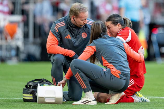 Die Betreuer kuemmern sich um die angeschlagene Vanessa Gilles (FC Bayern Muenchen Frauen, 02) GER, FC Bayern Muenchen vs. FC Barcelona, Barca Fussball, UEFA Womans Champions League, Halbfinale Hinspiel, Saison 2025 2026, 25.04.2026 GER, FC Bayern Muenchen vs. FC Barcelona, Fussball, UEFA Womans Champions League, Halbfinale Hinspiel, Saison 2025 2026, 25.04.2026 Muenchen Copyright: xEibner-Pressefoto HeikexFeinerx EP_HFR