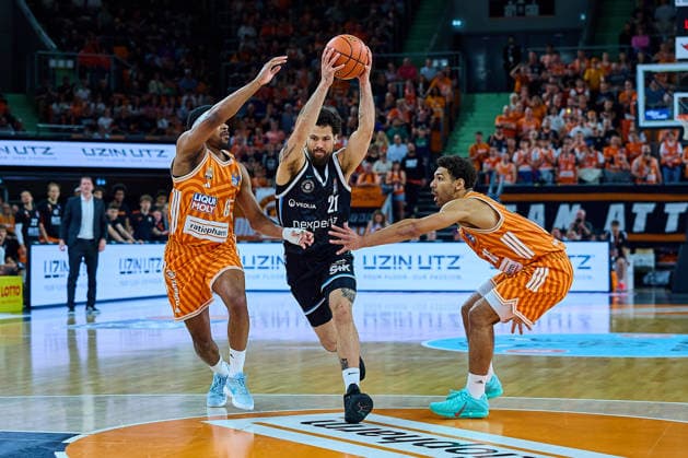 Justin Simon (ratiopharm ulm, 15), Devon Daniels (Veolia Towers Hamburg, 21), Mark Smith (ratiopharm ulm, 13) GER, ratiopharm ulm vs. Veolia Towers Hamburg, Basketball, 31. Spieltag, EasyCredit BBL, Spielzeit 2025 2026, 25.04.2026 GER, ratiopharm ulm vs. Veolia Towers Hamburg, Basketball, 31. Spieltag, EasyCredit BBL, Spielzeit 2025 2026, 25.04.2026 Neu-Ulm Copyright: xEibner-Pressefoto GeraldxOelze-dexStoppanyx EP_ODS