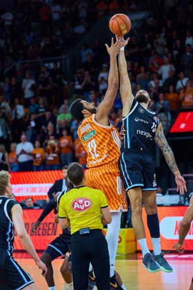 TippOff Joel Soriano (ratiopharm ulm, 12) und Martin Breuning (Veolia Towers Hamburg, 13) GER, ratiopharm ulm vs. Veolia Towers Hamburg, Basketball, 31. Spieltag, EasyCredit BBL, Spielzeit 2025 2026, 25.04.2026 GER, ratiopharm ulm vs. Veolia Towers Hamburg, Basketball, 31. Spieltag, EasyCredit BBL, Spielzeit 2025 2026, 25.04.2026 Neu-Ulm Copyright: xEibner-Pressefoto GeraldxOelze-dexStoppanyx EP_ODS