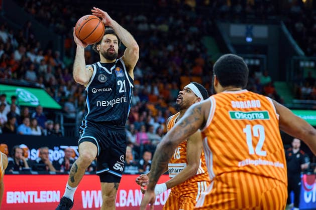 Wurf Devon Daniels (Veolia Towers Hamburg, 21)m Justin Simon (ratiopharm ulm, 15), Joel Soriano (ratiopharm ulm, 12) GER, ratiopharm ulm vs. Veolia Towers Hamburg, Basketball, 31. Spieltag, EasyCredit BBL, Spielzeit 2025 2026, 25.04.2026 GER, ratiopharm ulm vs. Veolia Towers Hamburg, Basketball, 31. Spieltag, EasyCredit BBL, Spielzeit 2025 2026, 25.04.2026 Neu-Ulm Copyright: xEibner-Pressefoto GeraldxOelze-dexStoppanyx EP_ODS