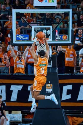 Dunking, Dunk von Justin Simon (ratiopharm ulm, 15) vor der Fankurve GER, ratiopharm ulm vs. Veolia Towers Hamburg, Basketball, 31. Spieltag, EasyCredit BBL, Spielzeit 2025 2026, 25.04.2026 GER, ratiopharm ulm vs. Veolia Towers Hamburg, Basketball, 31. Spieltag, EasyCredit BBL, Spielzeit 2025 2026, 25.04.2026 Neu-Ulm Copyright: xEibner-Pressefoto GeraldxOelze-dexStoppanyx EP_ODS