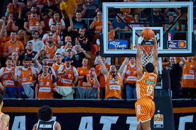 Dunking, Dunk von Justin Simon (ratiopharm ulm, 15) vor der Fankurve GER, ratiopharm ulm vs. Veolia Towers Hamburg, Basketball, 31. Spieltag, EasyCredit BBL, Spielzeit 2025 2026, 25.04.2026 GER, ratiopharm ulm vs. Veolia Towers Hamburg, Basketball, 31. Spieltag, EasyCredit BBL, Spielzeit 2025 2026, 25.04.2026 Neu-Ulm Copyright: xEibner-Pressefoto GeraldxOelze-dexStoppanyx EP_ODS
